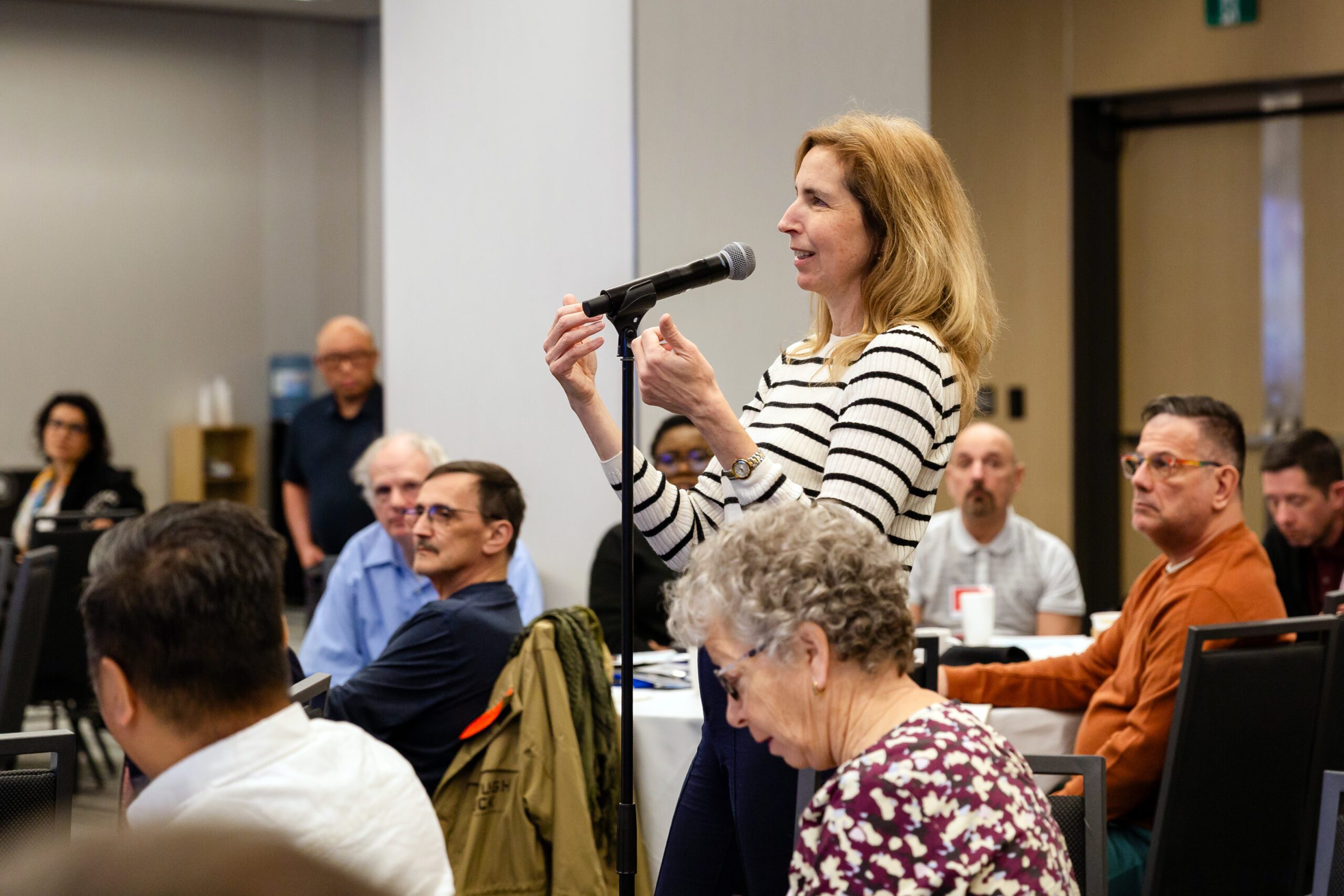 CTN+ , le Dr Marina Klein, s'exprimant au micro lors d'une réunion du réseau.