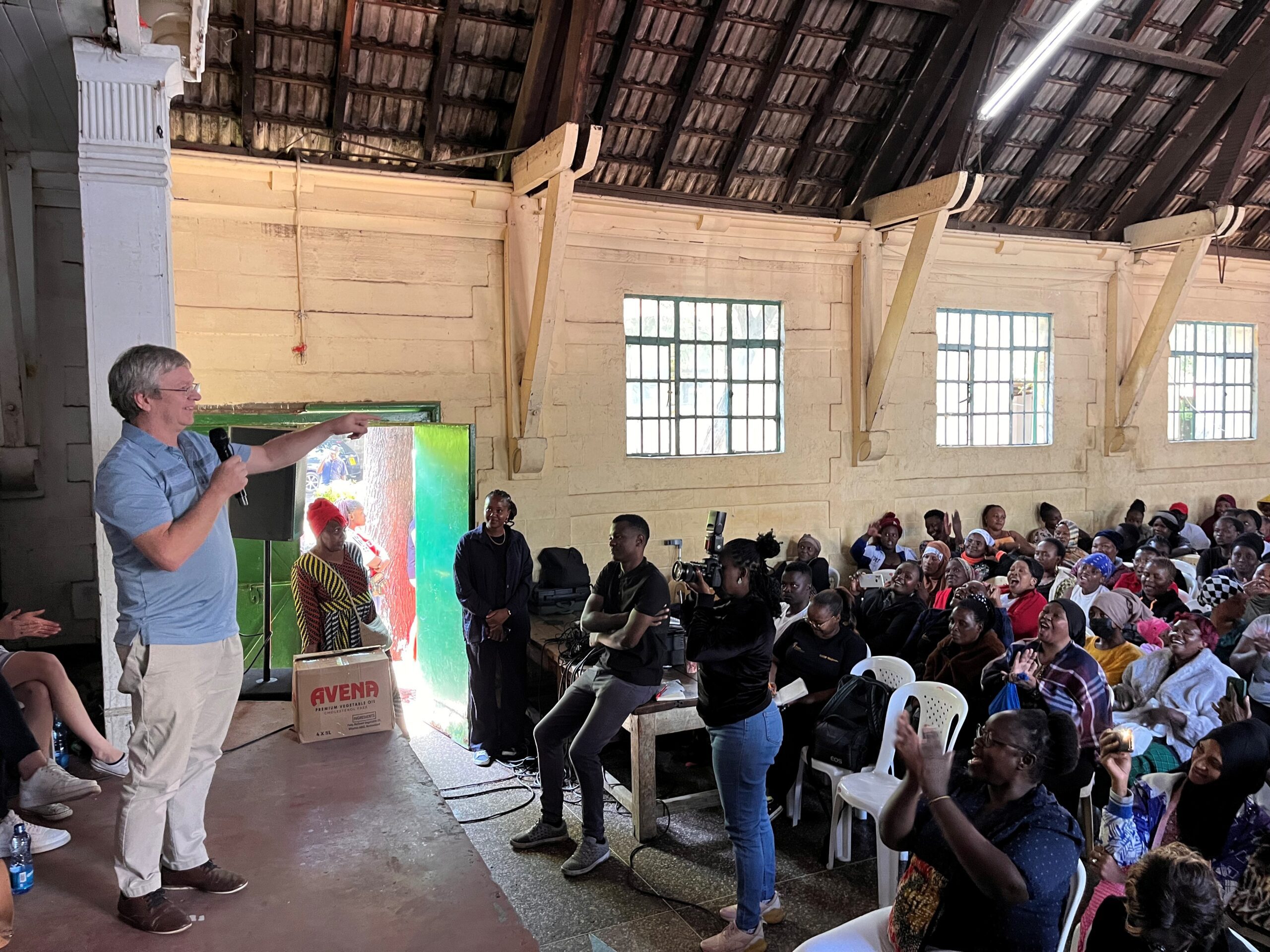 Le Dr Keith Fowke s'adresse à un public composé de membres de la communauté au Kenya.