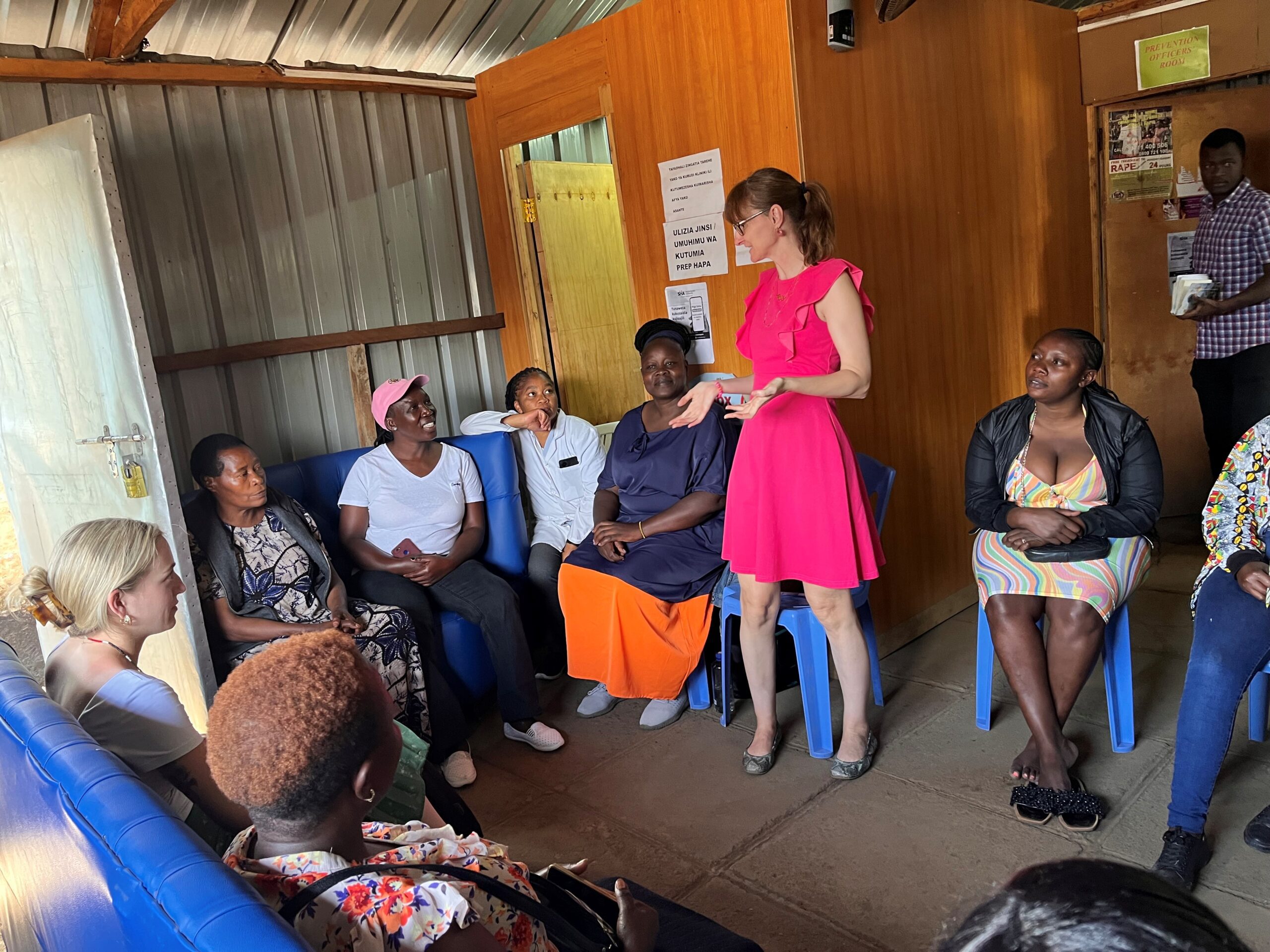 Le Dr Julie Lajoie s'entretient avec des travailleuses du sexe, des chercheurs et le personnel de la clinique Majengo à Nairobi.