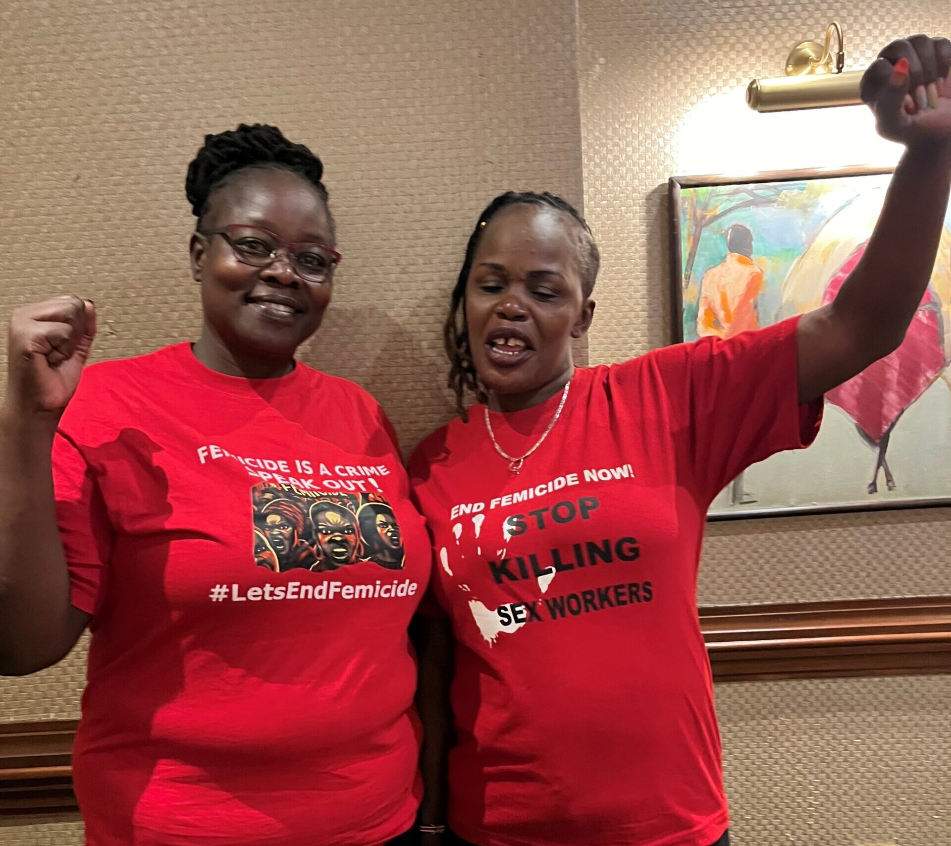 Joyce Adhiambo (à gauche) et Veronica Were (à droite), portant des t-shirts destinés à sensibiliser le public aux meurtres de travailleuses du sexe à Nairobi, au Kenya.